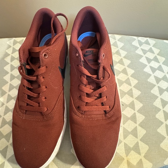 Nike maroon skate shoe - Picture 2 of 5